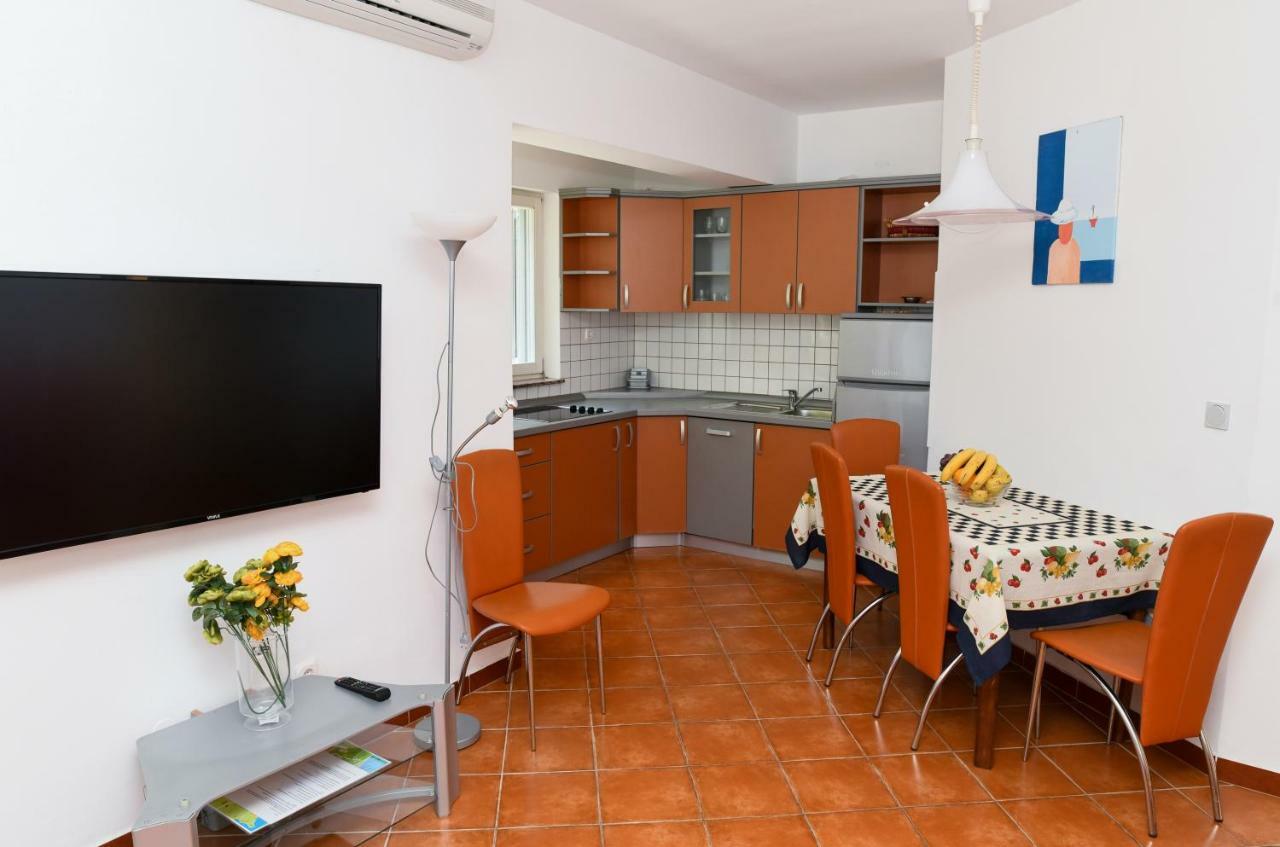 Apartments Dvori ノヴァリャ エクステリア 写真